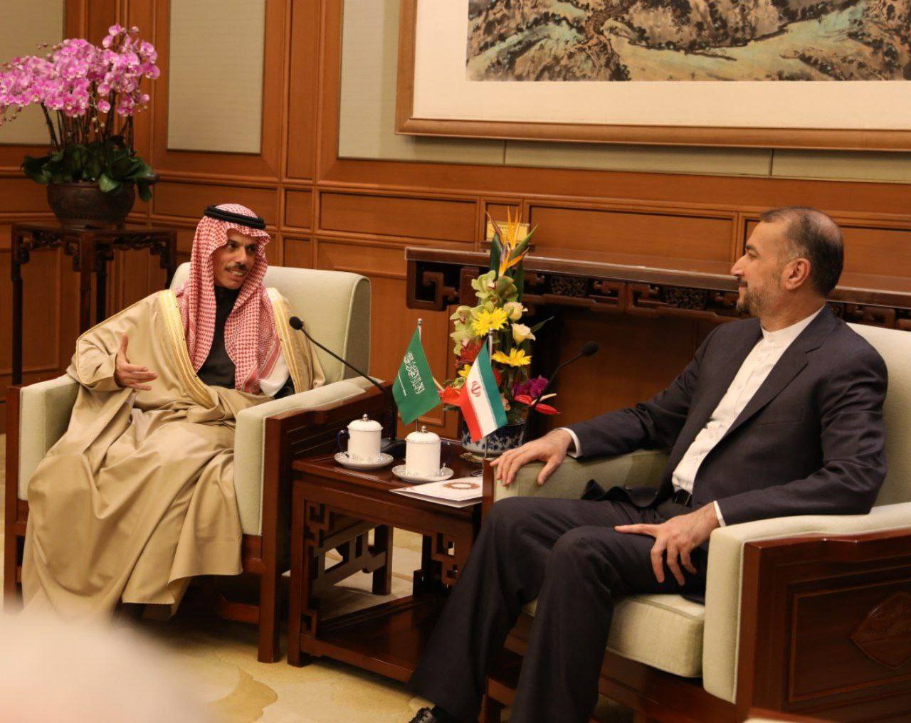 دیدار وزرای خارجه ایران و عربستان در پکن/ عکس