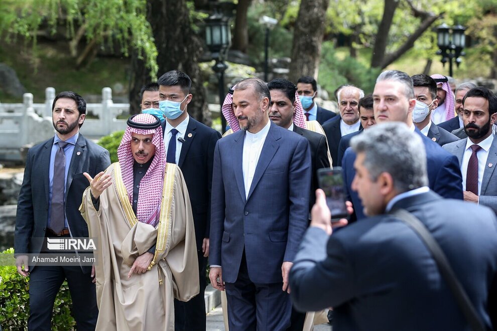 دیدار وزرای خارجه ایران و عربستان در پکن/ عکس